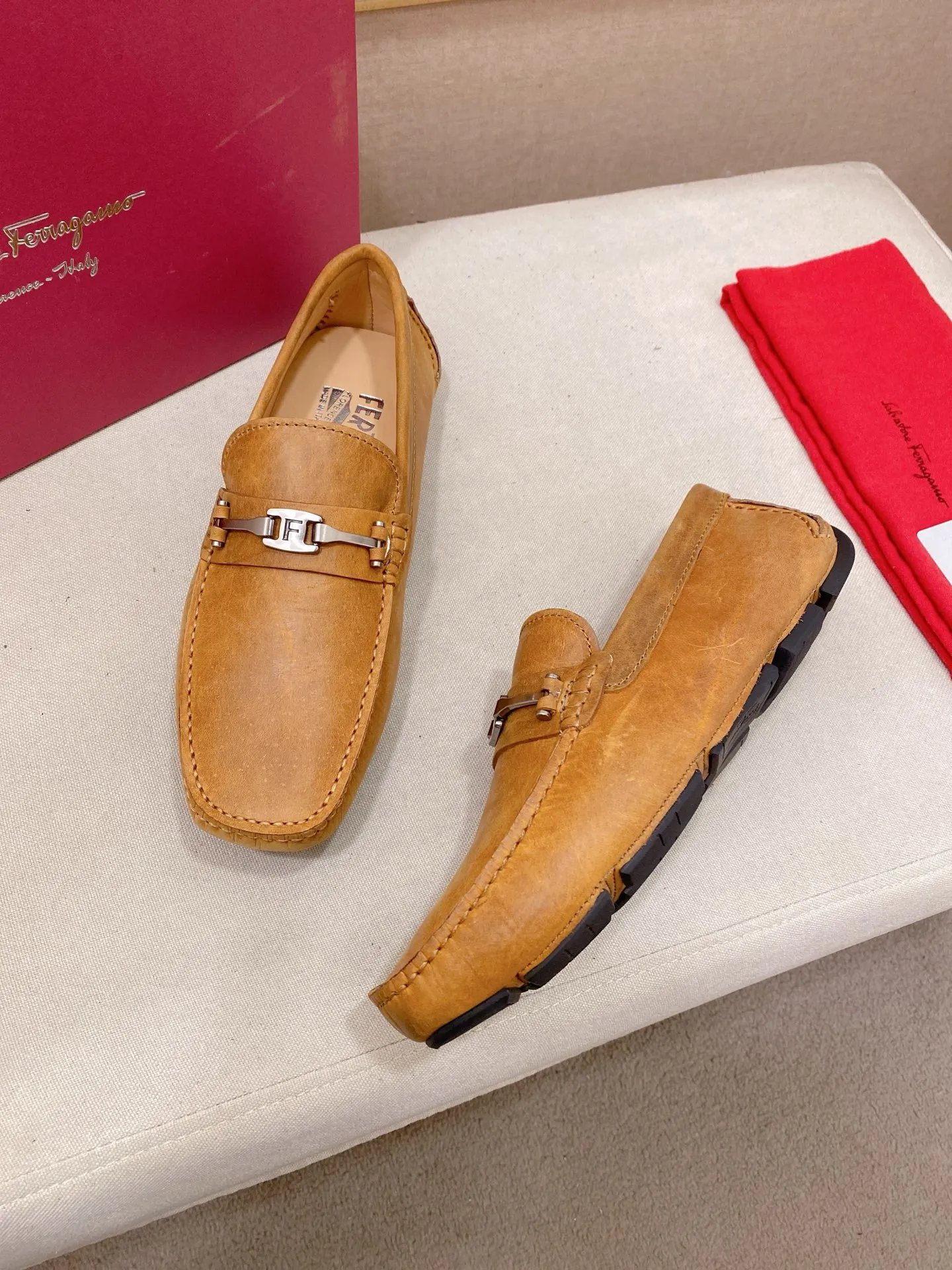 Factory price: 540💰High-end quality! Ferragamo🆕🆕Exclusive hot-selling products in stock🔥🔥New products on the shelves, high-quality Ferragamo men's pea shoes, high-end casual driving shoes, with complete packaging! 💪 💪 Material: imported first-layer cowhide 🐂 + imported high-quality water-dyed cowhide lining + wear-resistant outsole 👍🏻👍🏻 Features: high-end and comfortable, purely handmade 🚀 🚀 Create the perfect shoe that suits you best 🔥 🔥 Size: (38-44) 45 standard size can be customized!